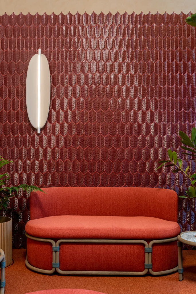 橙色沙发对着红色瓦墙