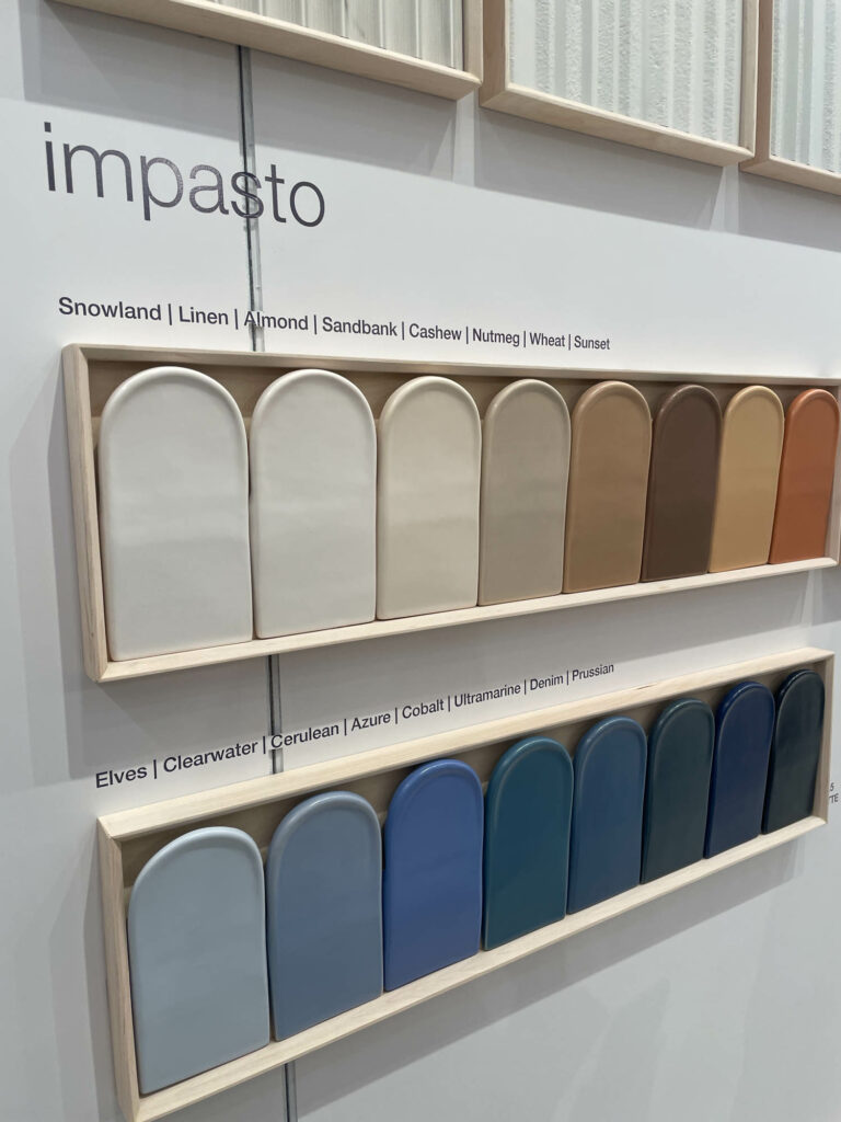 墙上显示器上多片状瓦片