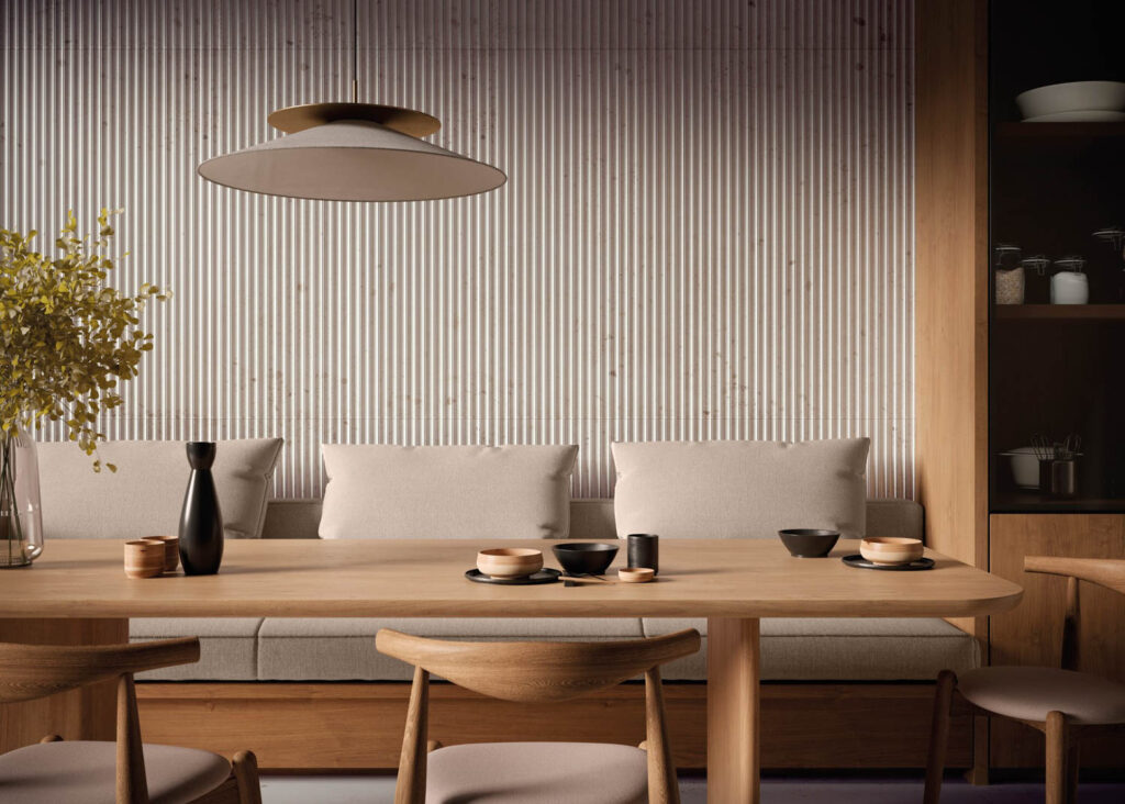 餐厅长椅背后有块暴力牌