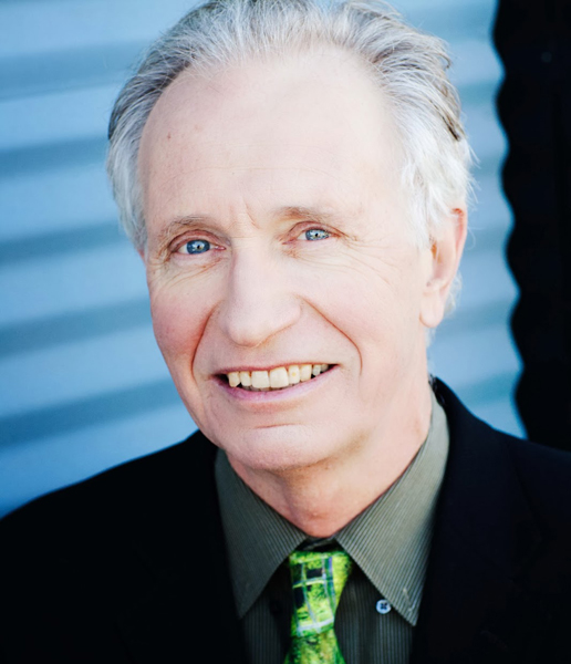 Gwynne皮格黑夹克和石灰绿领带