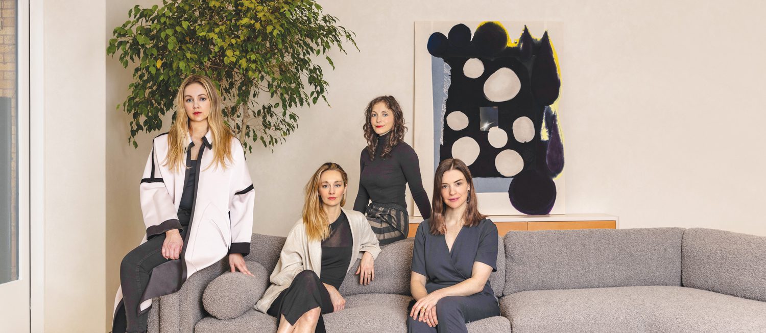 Tealia Ellis Ritter从左与Egg集体伙伴Crystal Ellis、Stephanie Beamer和Hillary Petrie在纽约展室照片由Ori Harpaz提供