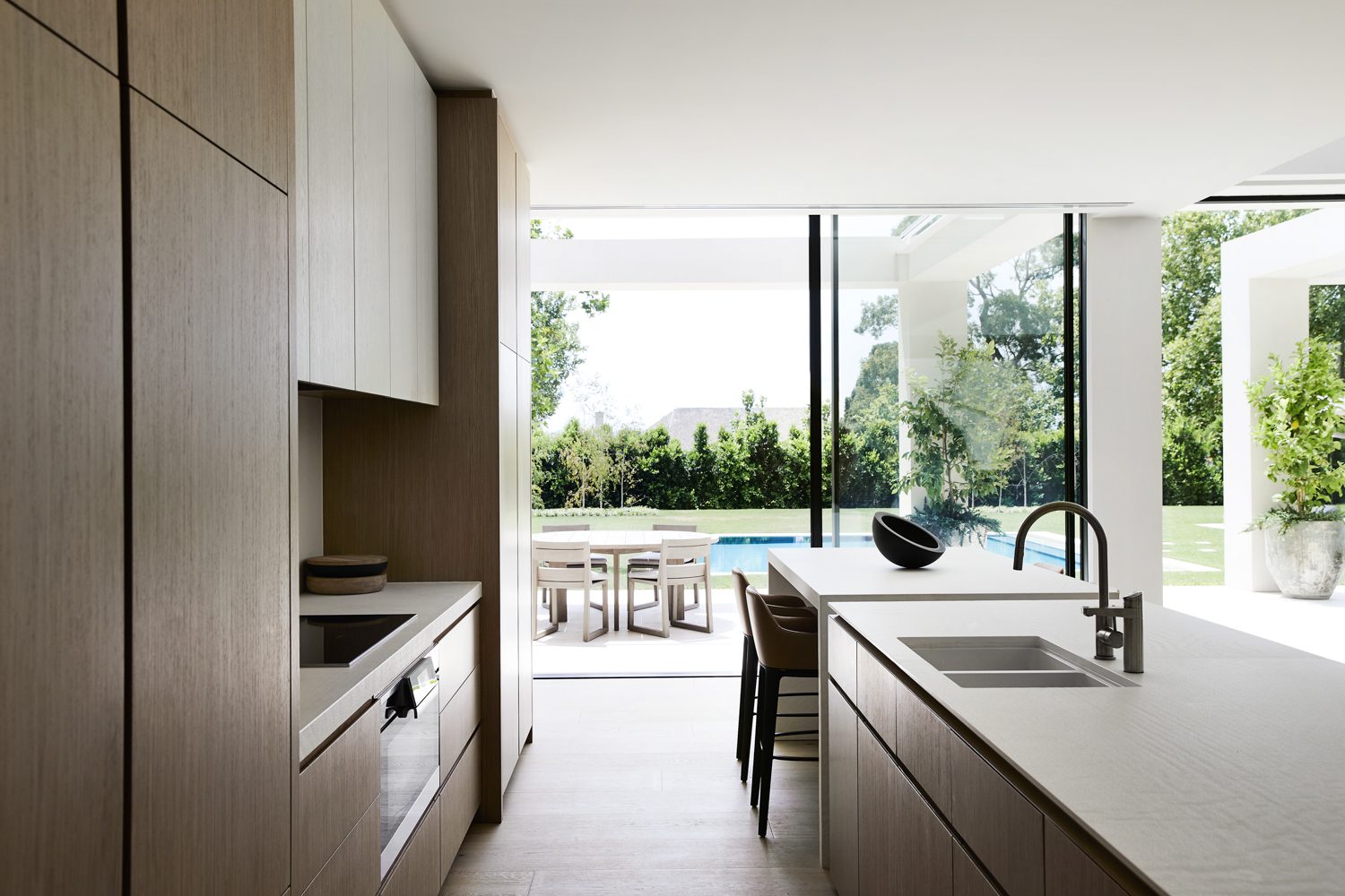 厨房包括Ston意大利石英柜台机、洗灰油漆机和橡木编织机和楼层Patio门向户外开放