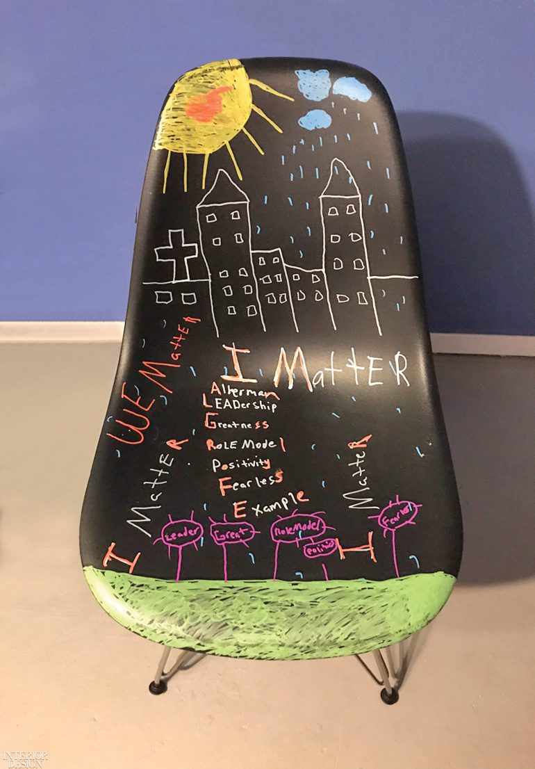 黑椅由学生绘画 市景和日草