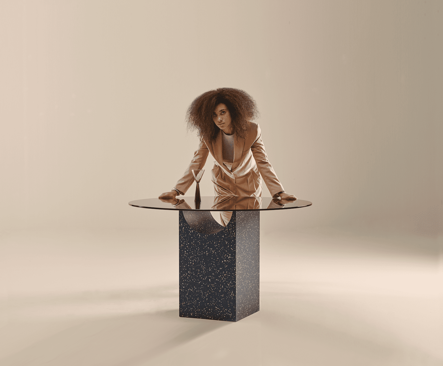 由Sandal通过Lepere在Marino使用软玻璃顶部iQ-cladMDF基础