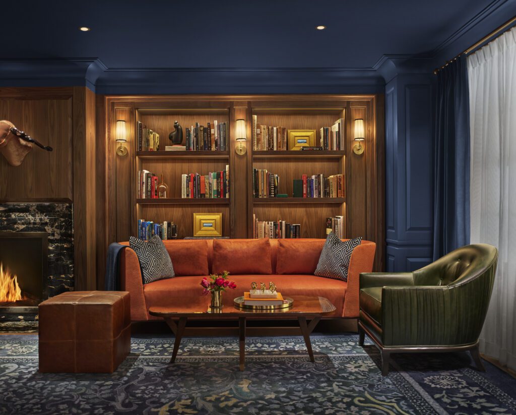 Newbury波士顿宾馆私人图书馆休息室最近由JeffreyBeers国际公司、Campalimaud设计公司和KenFulk公司翻新,KenFulk公司是重新发现炉火并收藏书籍照片由Nikolas Koenig提供