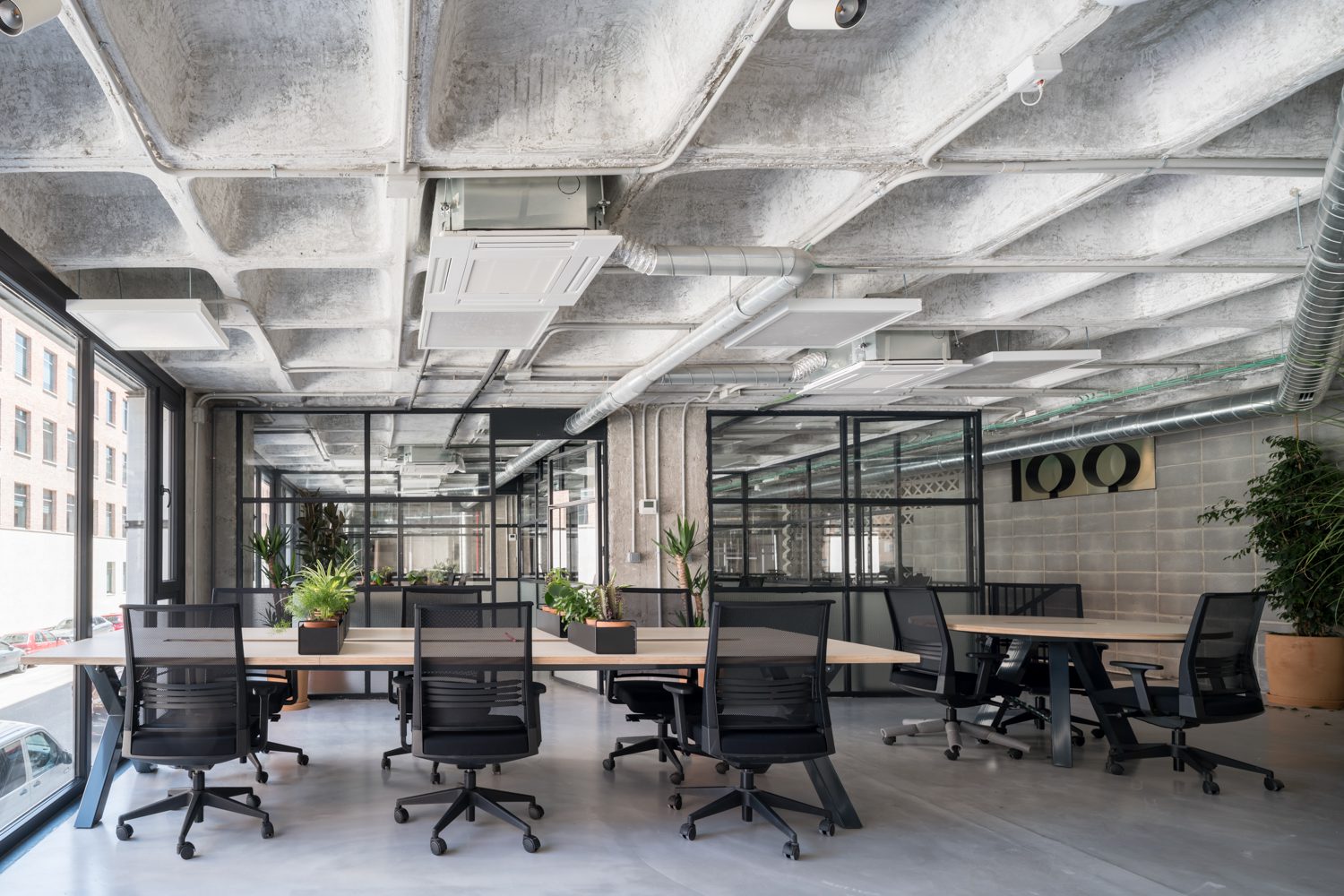 混凝土天花板和玻璃分区组织办公区