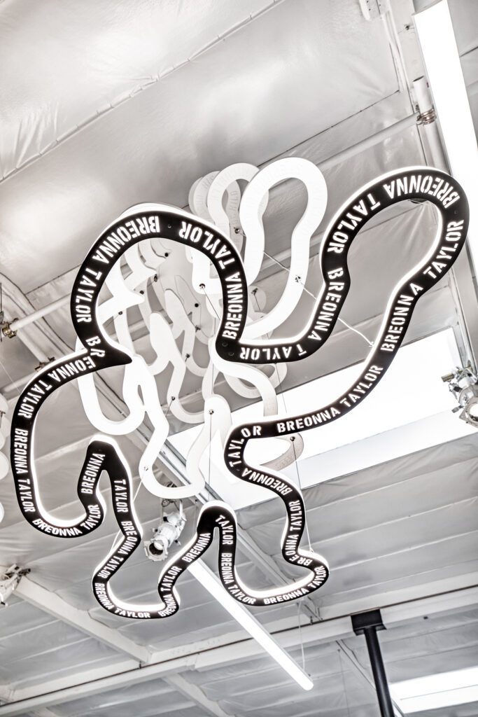 三个雕像/点灯固定装置之一 向警察暴力受害者的Damon Martin致敬