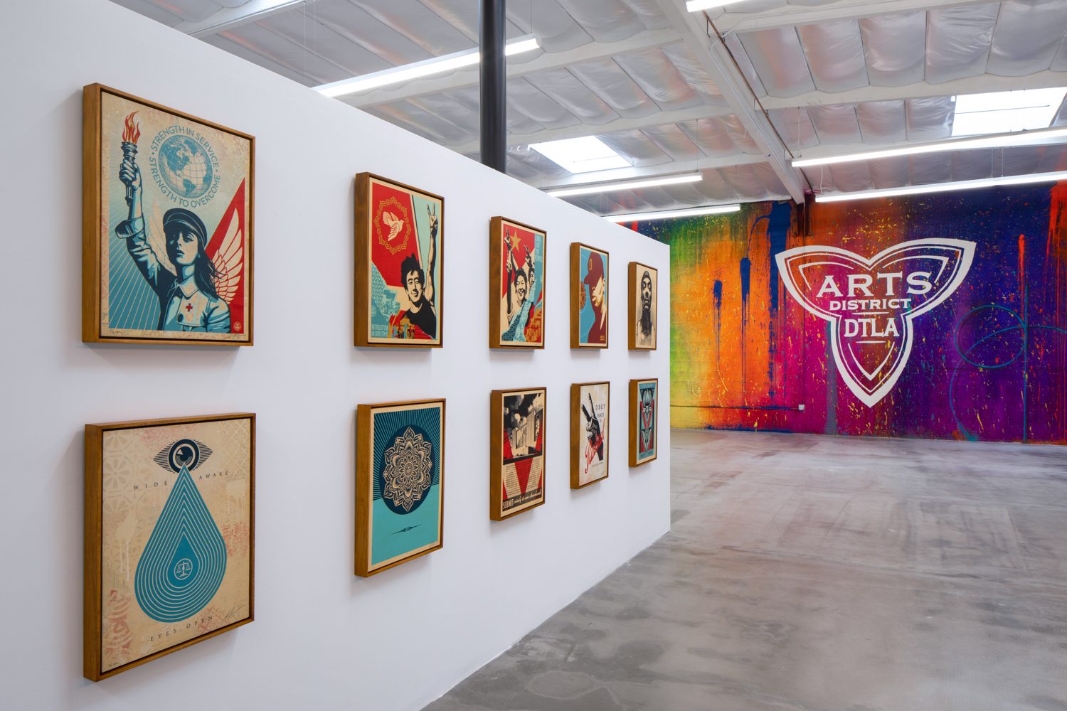 左侧Farey打印Damon Martin用DTLA艺术标识画画