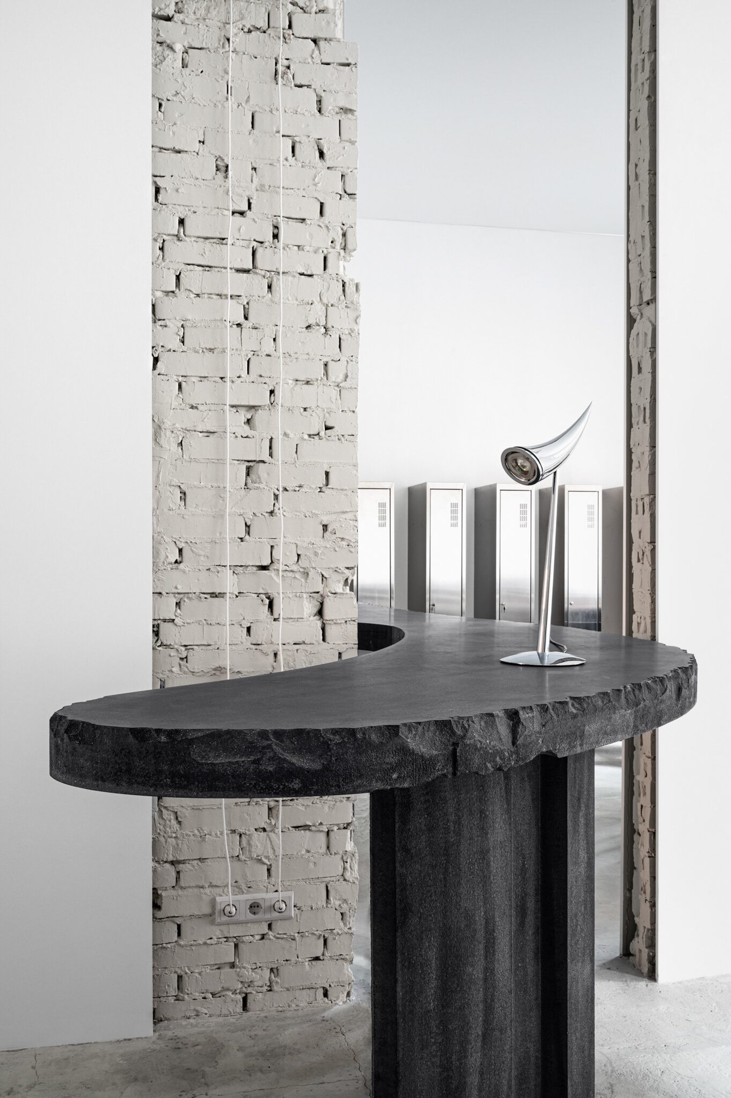 彩色台灯是老式查找照片来源:Yevhenii Avramenko和Nata Kuryrenko