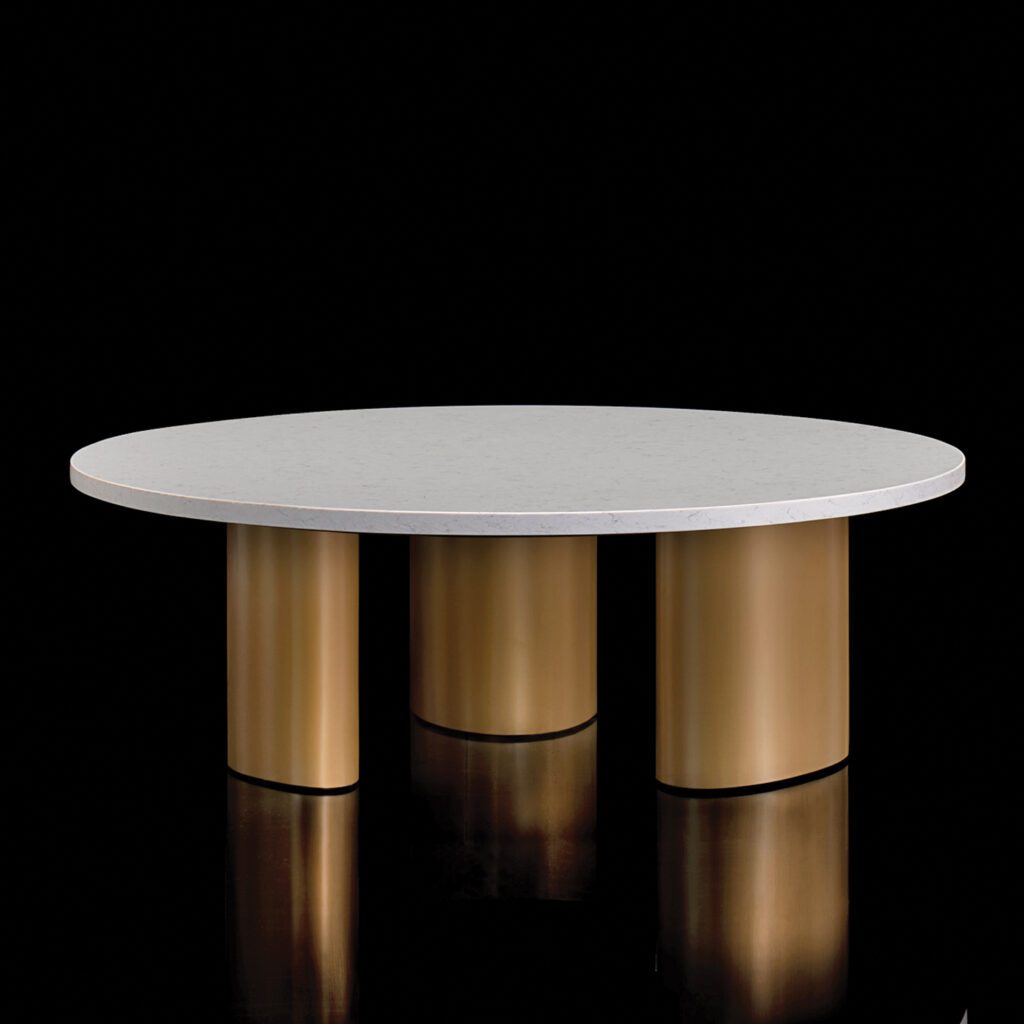 马洛表有白圆顶加三厚黄铜大腿以黑背景画像