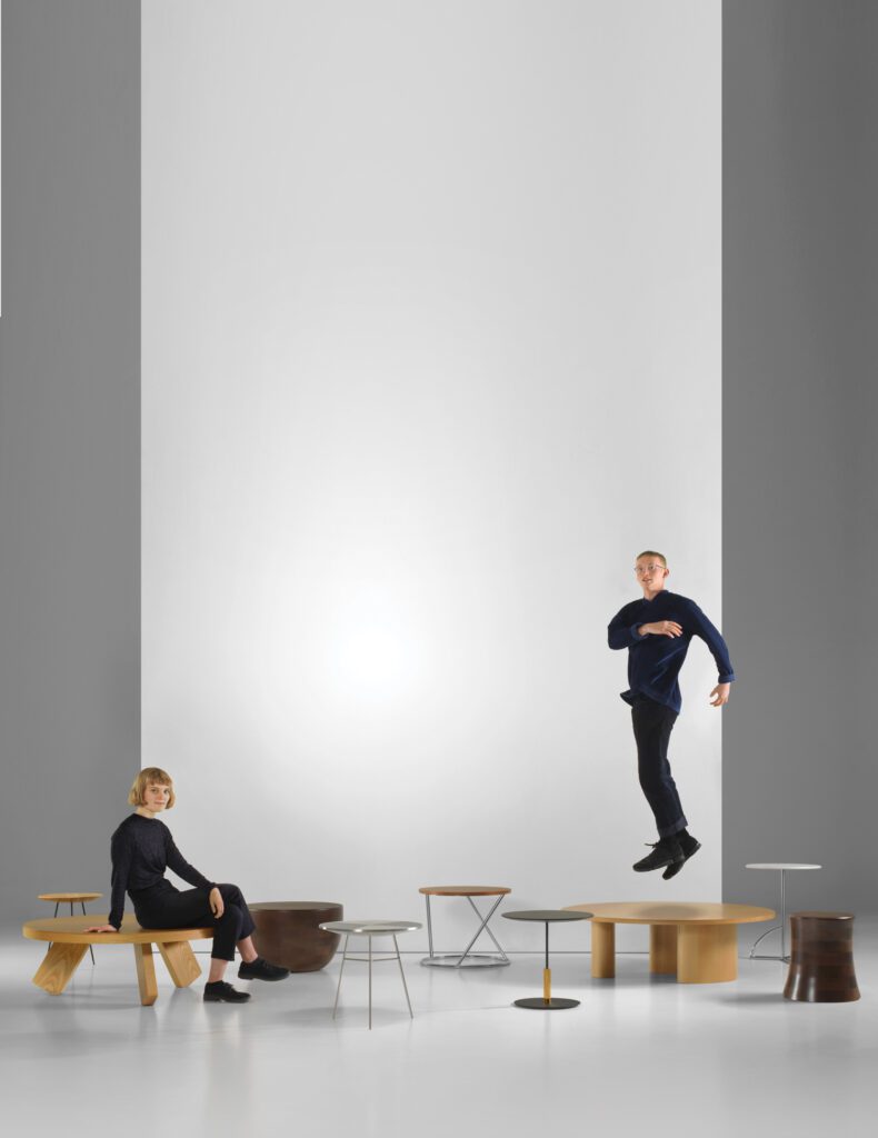 两位设计师在各种圆桌中摆姿势