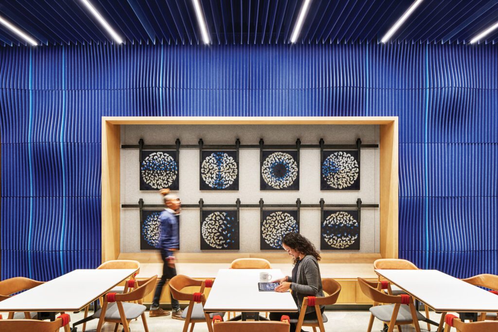 钴蓝墙起框架作用 咖啡馆艺术安装