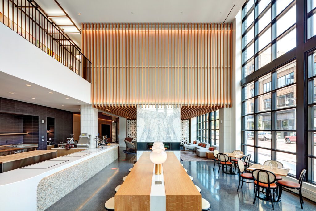 楼顶窗口和长中表创建戏剧性餐区