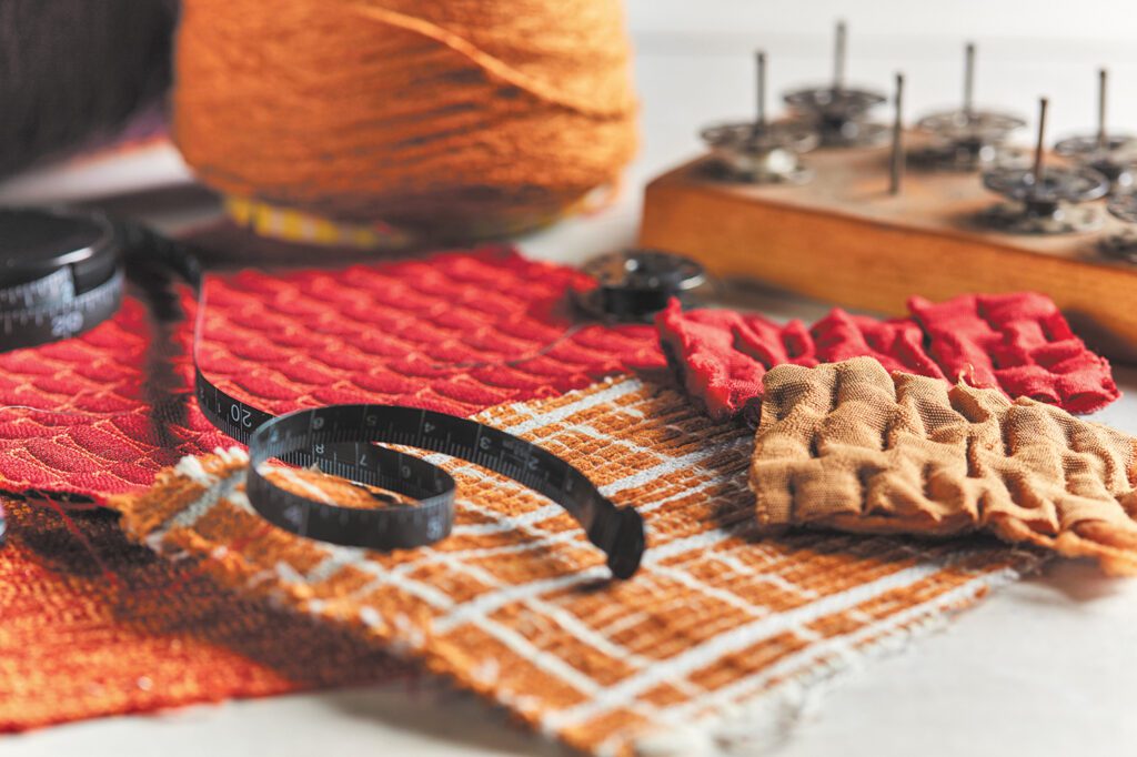 堆积红橙树和棕树