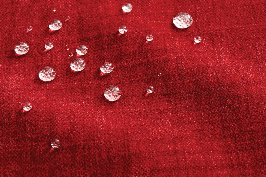 深红色布料上方有水滴