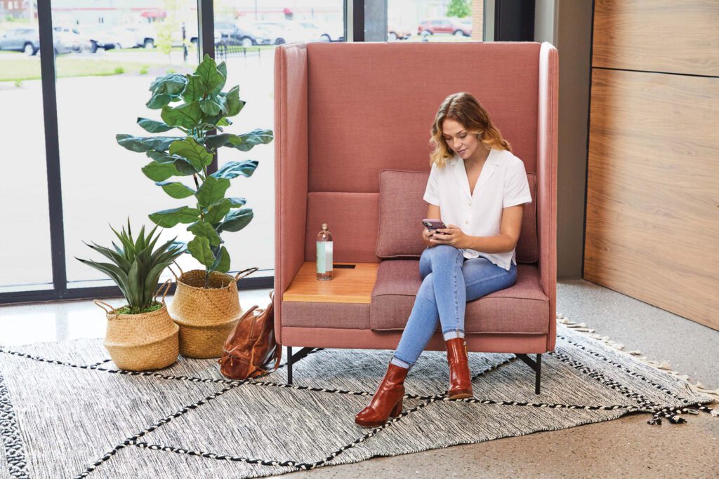 一个女人坐在大红臂椅上