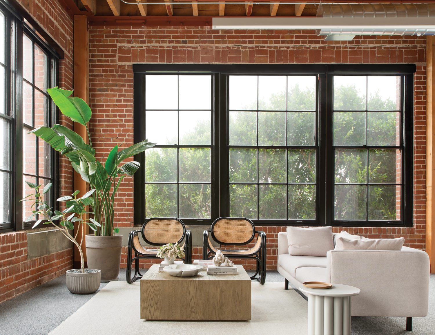 角休息室展示1910前仓库宽窗重新刷新木框并提供替代工作空间