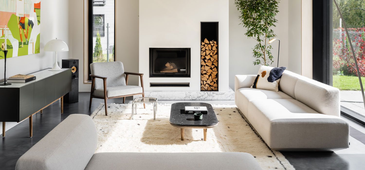 储存式firplace与白沙发 俄罗斯乡下