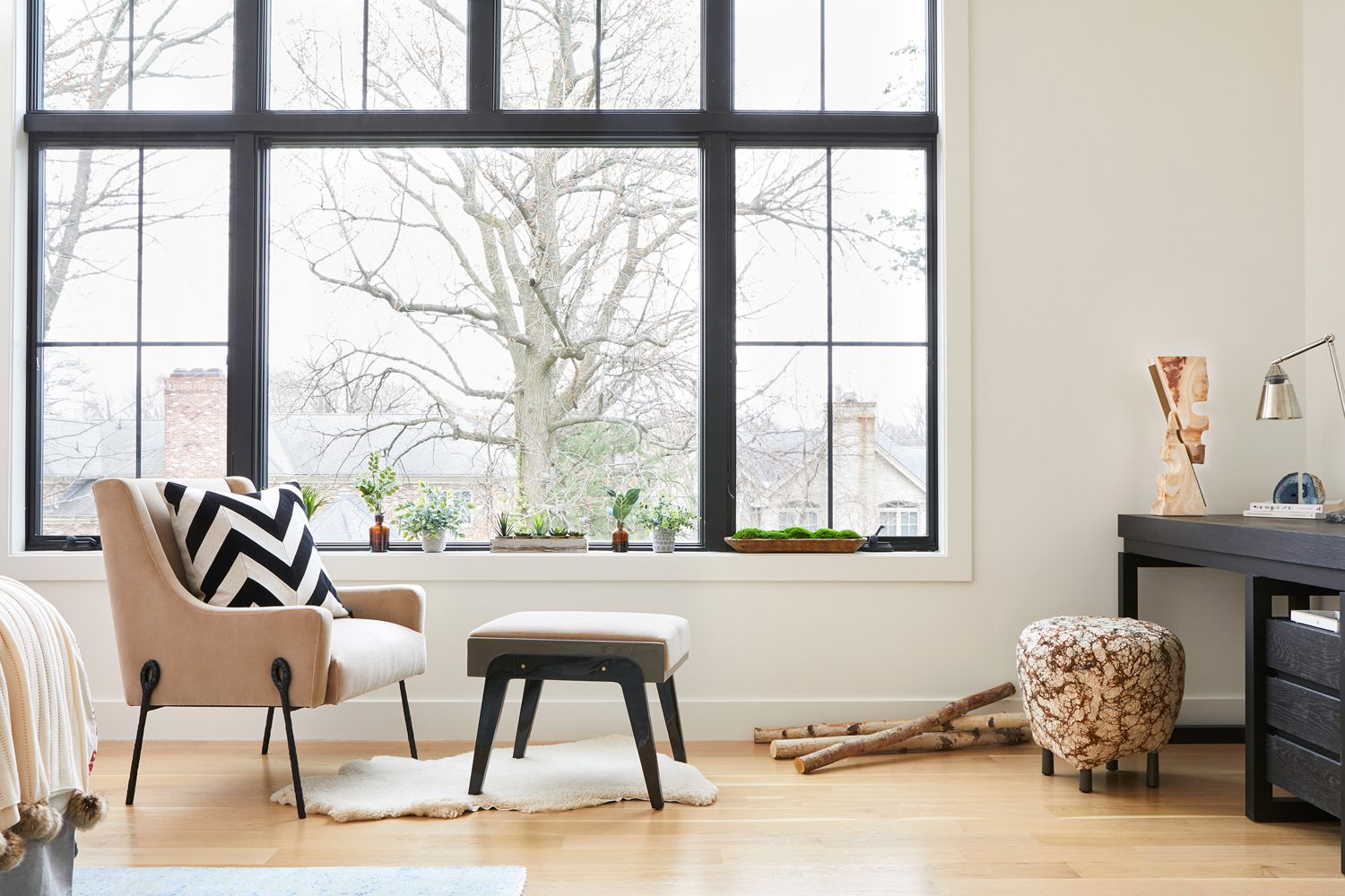 由劳伦斯卡尔设计公司和约旦罗森堡建筑师制作的纽约住宅卧室中的慰安区Kelly Marshall摄影