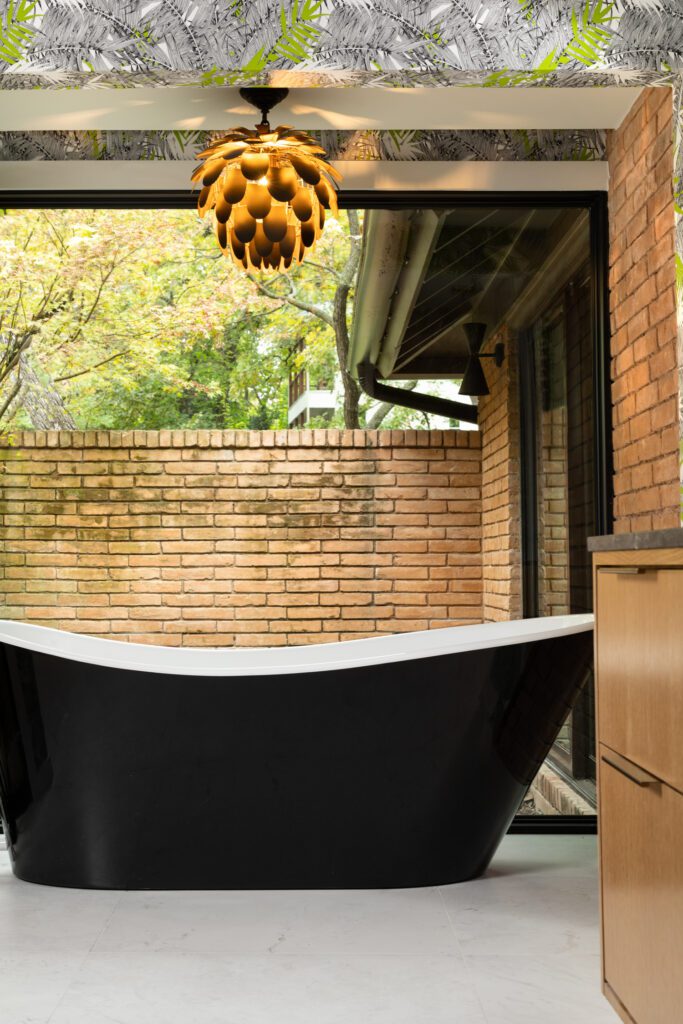 主卫生间装浴缸装杯