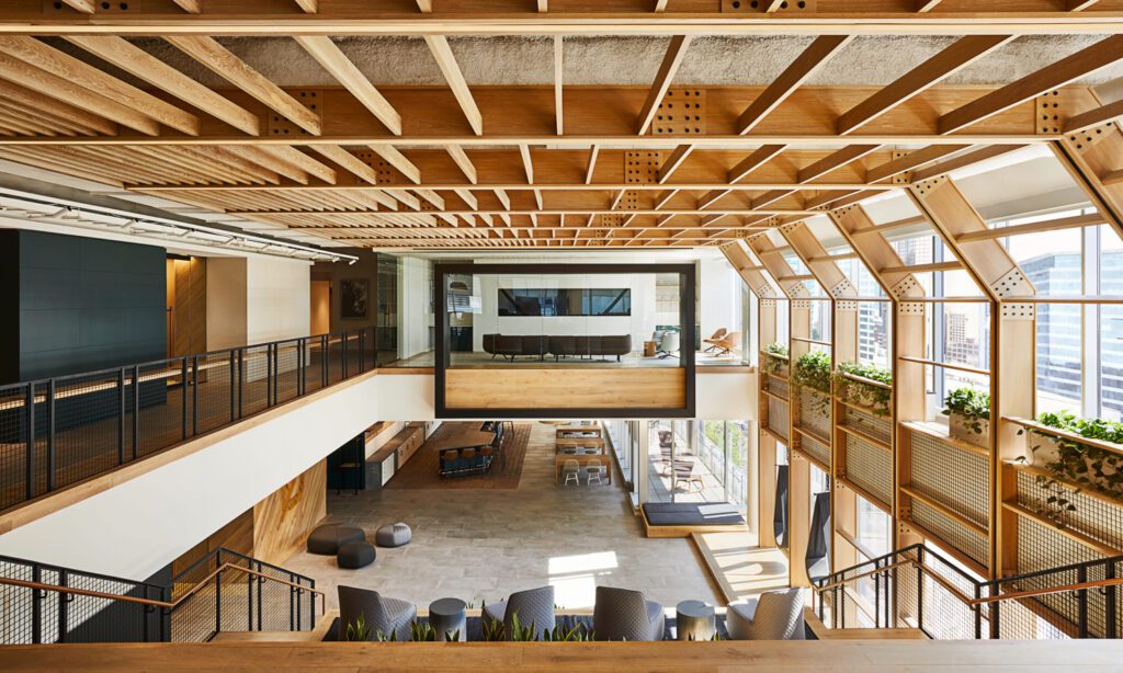 贷款树市政厅所有员工会议包括自定义木/pergola特征顶部和连接下文工作咖啡馆定制皮包式手电机、窗墙串加电厂和阳台摇椅帮助建立公司文化