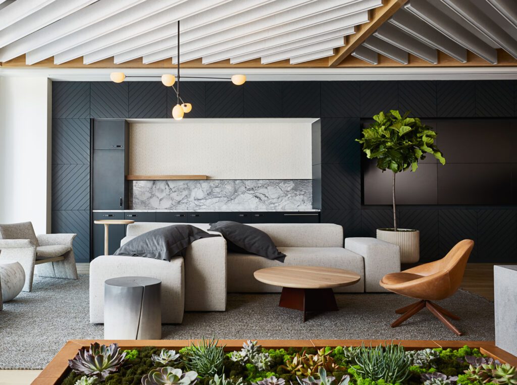 触角和木形天花板特征与叶结构相关联,并子连接回公司品牌其它特征包括大厅桌上定制金属标识、交互式媒体墙、咖啡吧台和客厅类家具