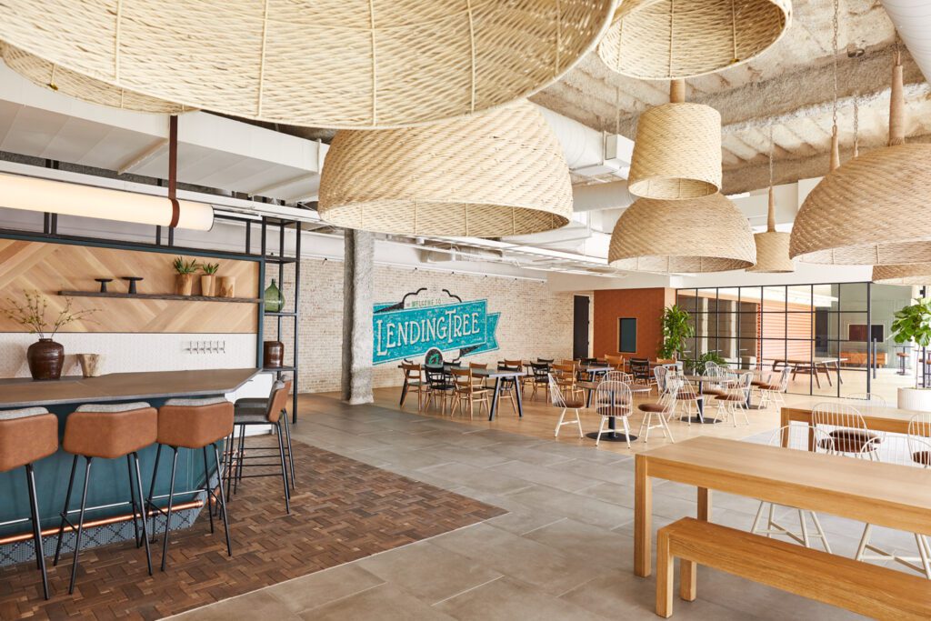 自然编织光装置在咖啡馆座椅上造树冠硬木地板自定义照明、家具和砖墙牌壁画全本地源码游戏室连接通过工业风格玻璃墙看到