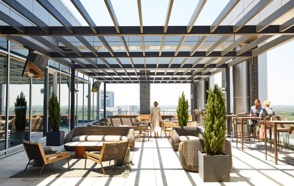 户外梯田特征宽定制pergola结构顶部装有综合隐码照明、条和休息室座椅混合和空间定义区域地毯