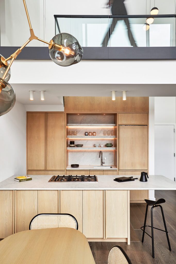 底部双工滑行道 厨房定制柜子为白橡树