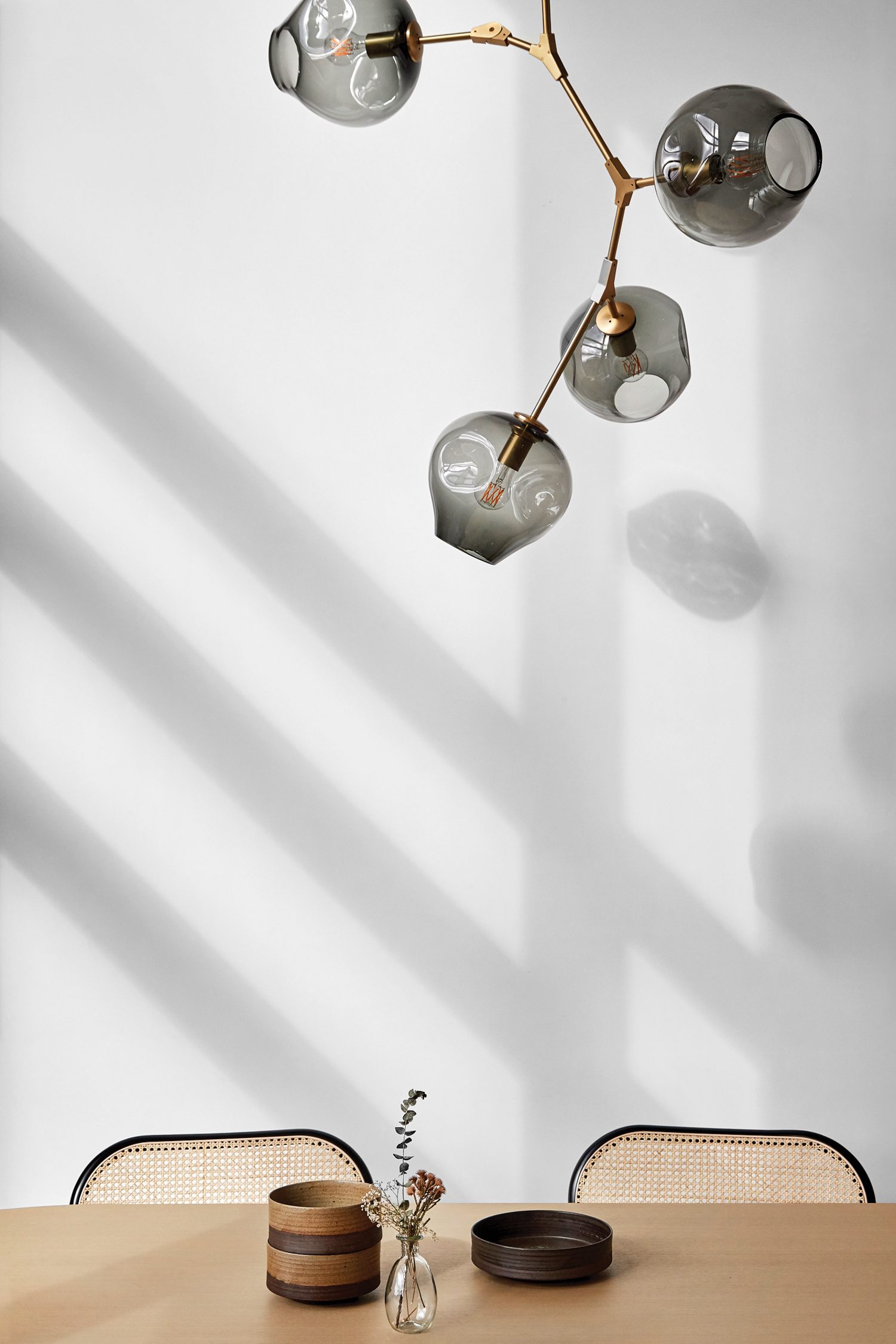 Lindsey Adelman分支泡泡机主持Samuel Accoberry Studio的粗餐桌和Nigel Coatesboystuhl轮椅