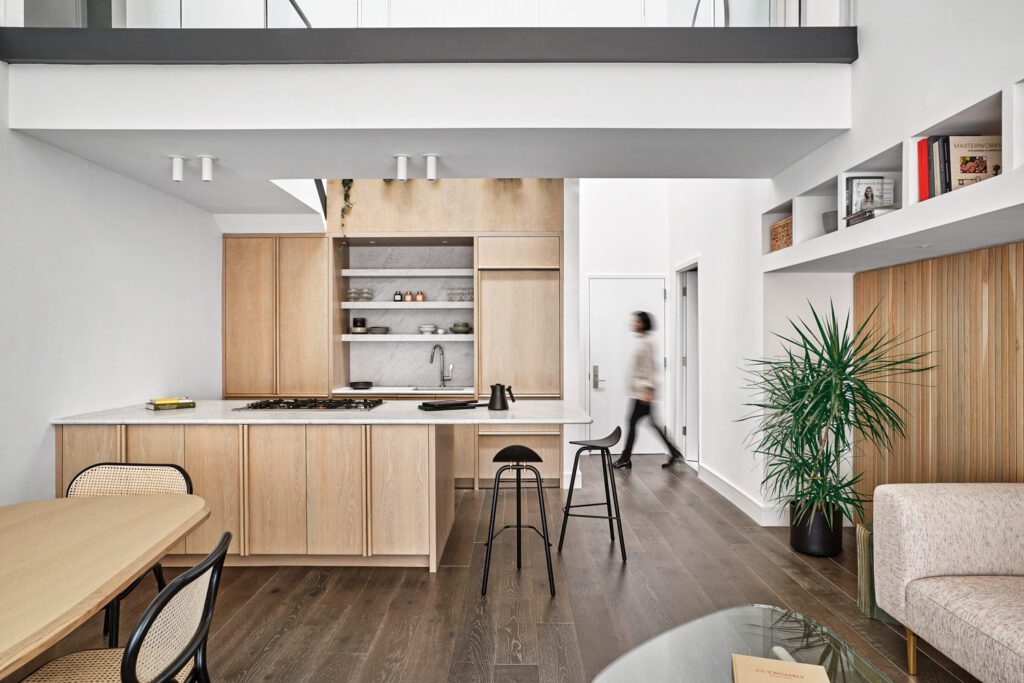 上方工程橡树地板和白橡树板上,书籍和织物之角从石膏中割除