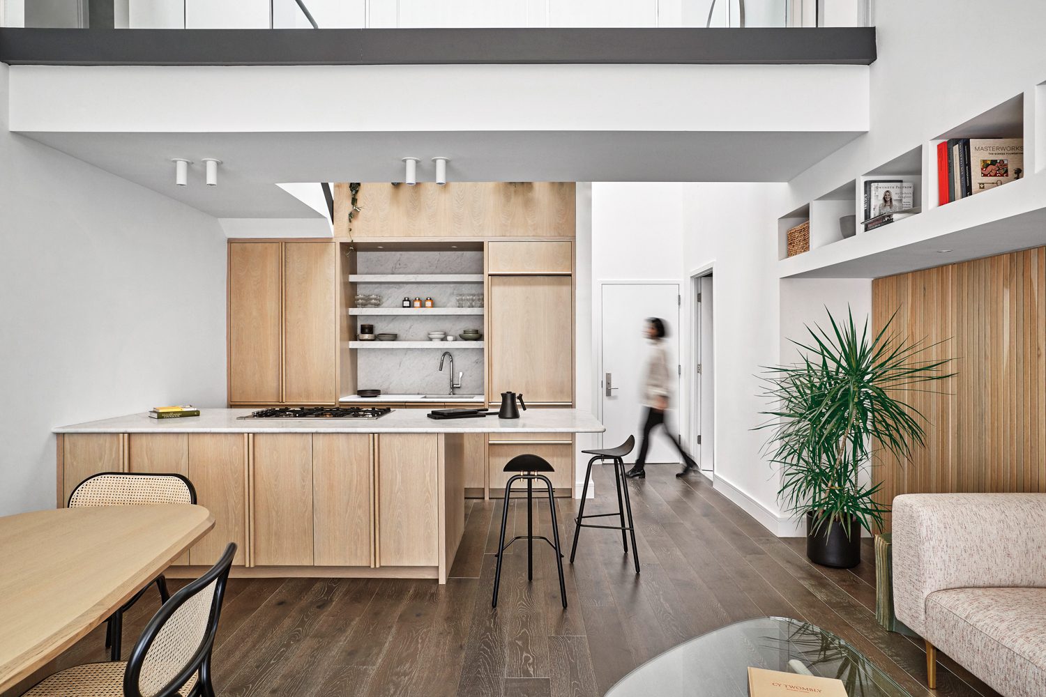 上方工程橡树地板和白橡树板上,书籍和织物之角从石膏中割除