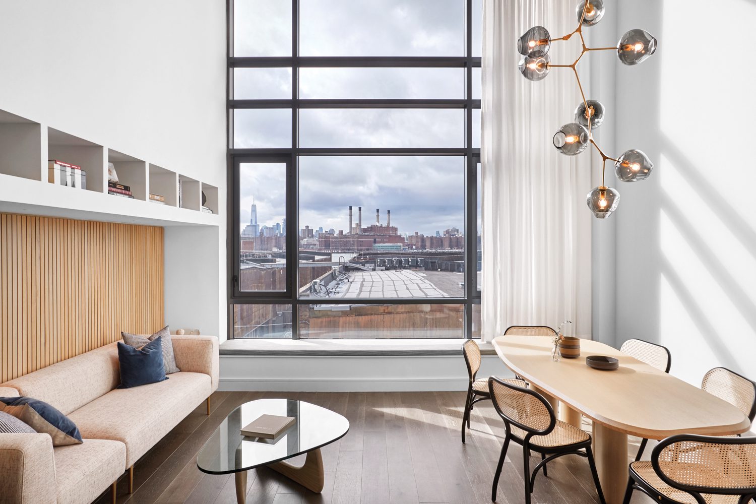 生活餐厅天花板为19尺