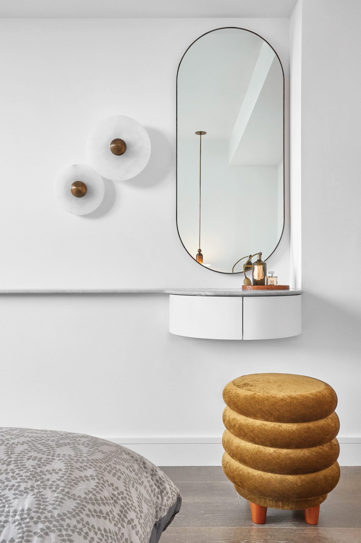 AppratusStudio中值镜像由Bower Studios提供主套房虚构区