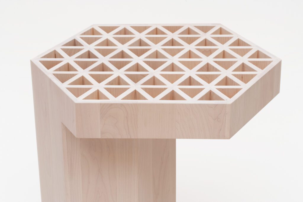 以纽约为基地的Fort标准集合侧表由薄硬地图板组成