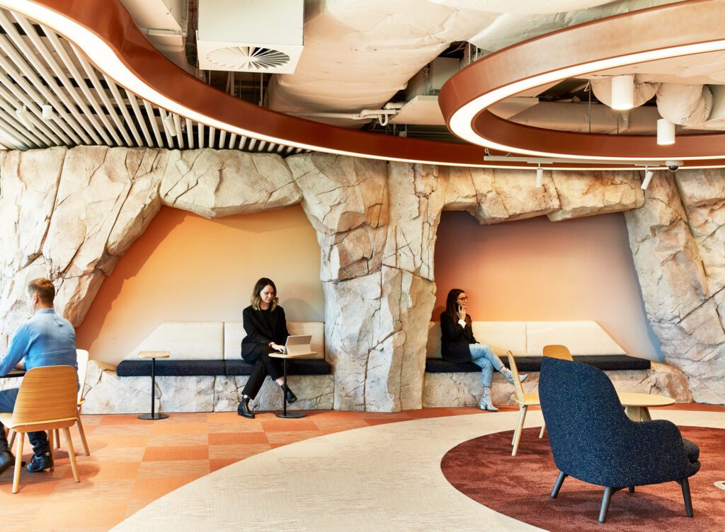 27楼小酒馆自定义墙嵌套Sculpt Studios附近座位由Fritz Hansen提供