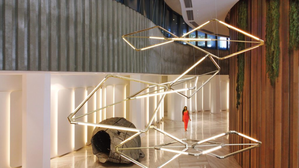 另一块莫伊遗迹混凝土头 位居贝克布列塔丁嵌入器下方