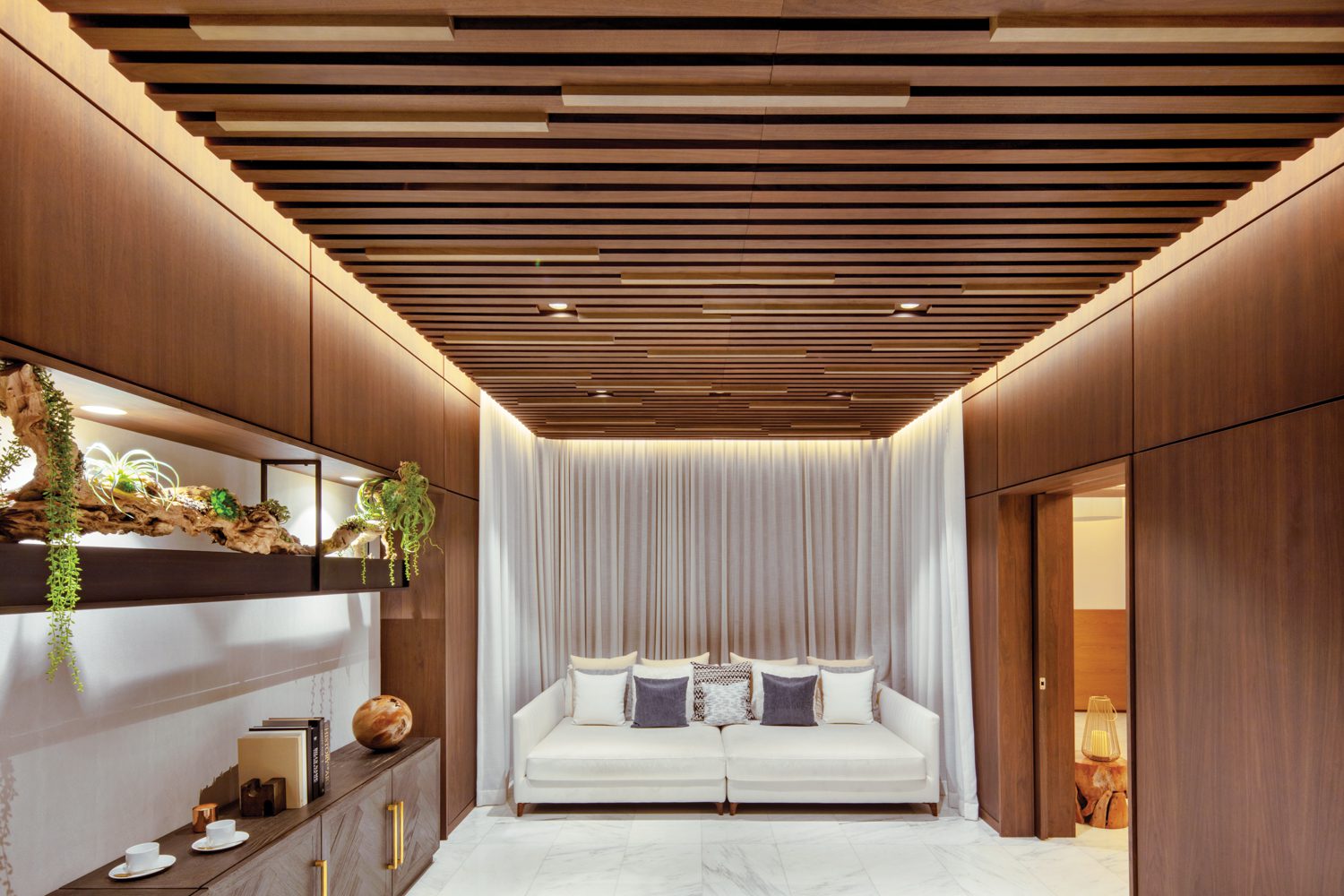 温泉中休息区包括一对 Chaise长线片并发以组成宁静之屋