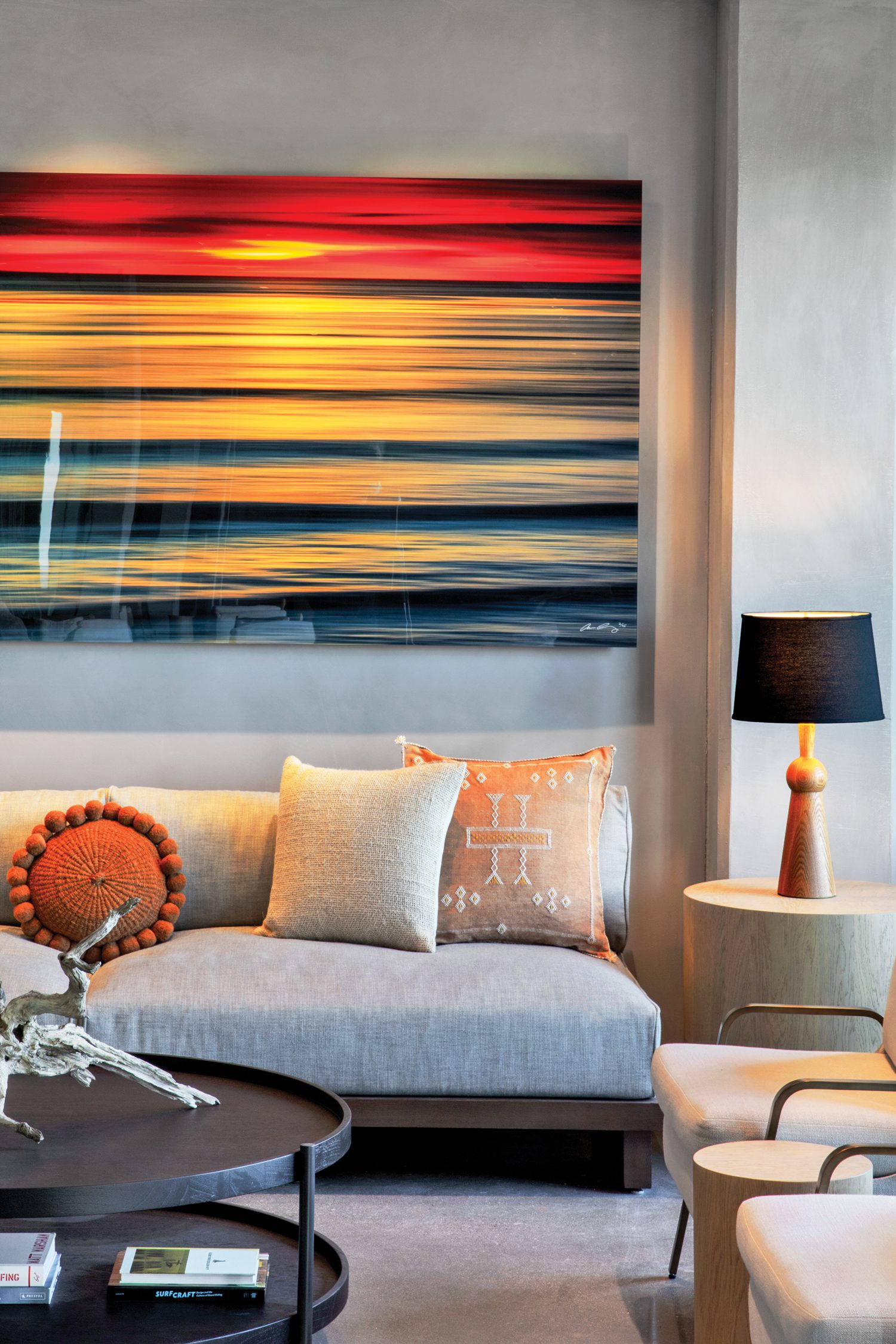 照片由本地艺人兼冲浪手Aaron Chang挂在休息室