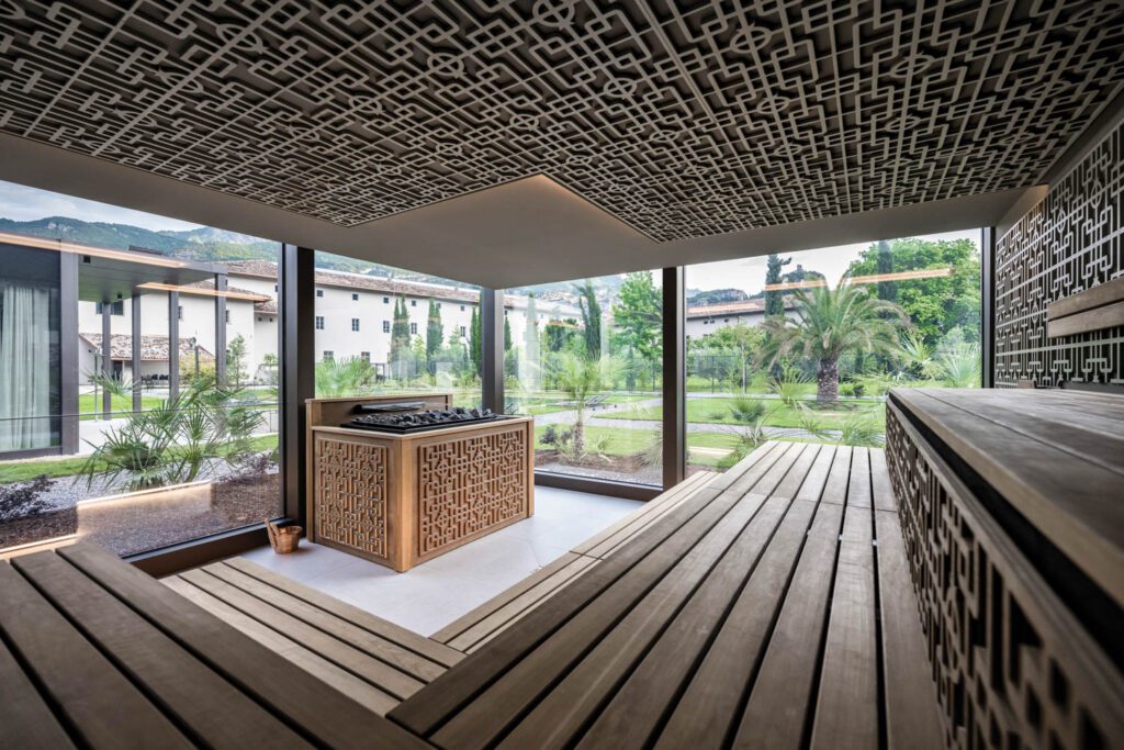 17世纪前修道院在意大利Arco转房40室,这是一个新建SPA楼,装有芬兰桑拿配有acasia座椅和激光切片板,均由NOA*架构网组成monastero ArxVivedi