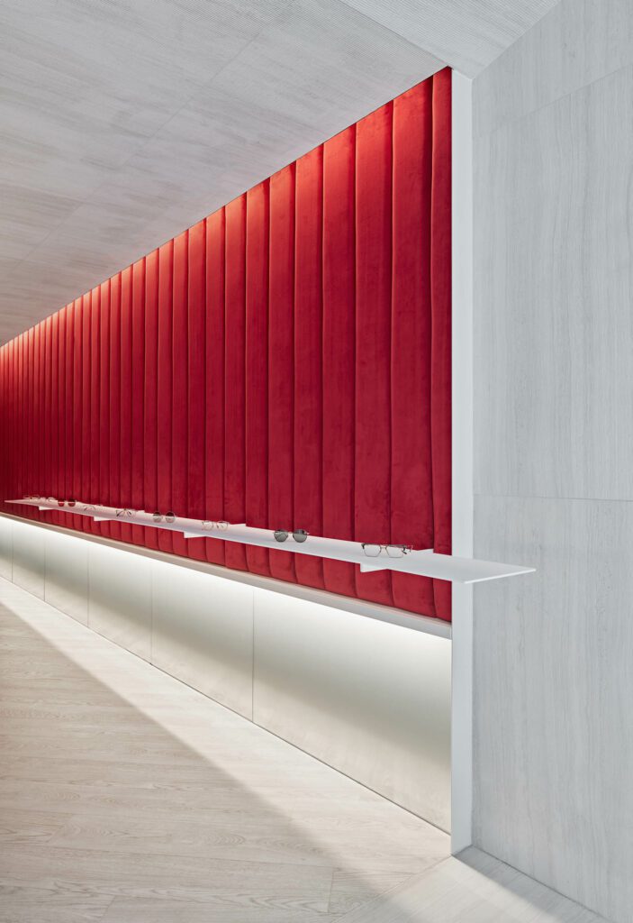 石砖瓦片覆盖天花板和墙