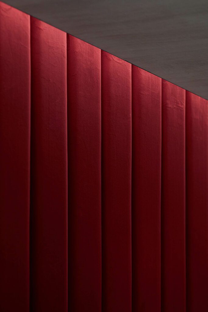 EnnisFabrics红色多元天鹅绒出城