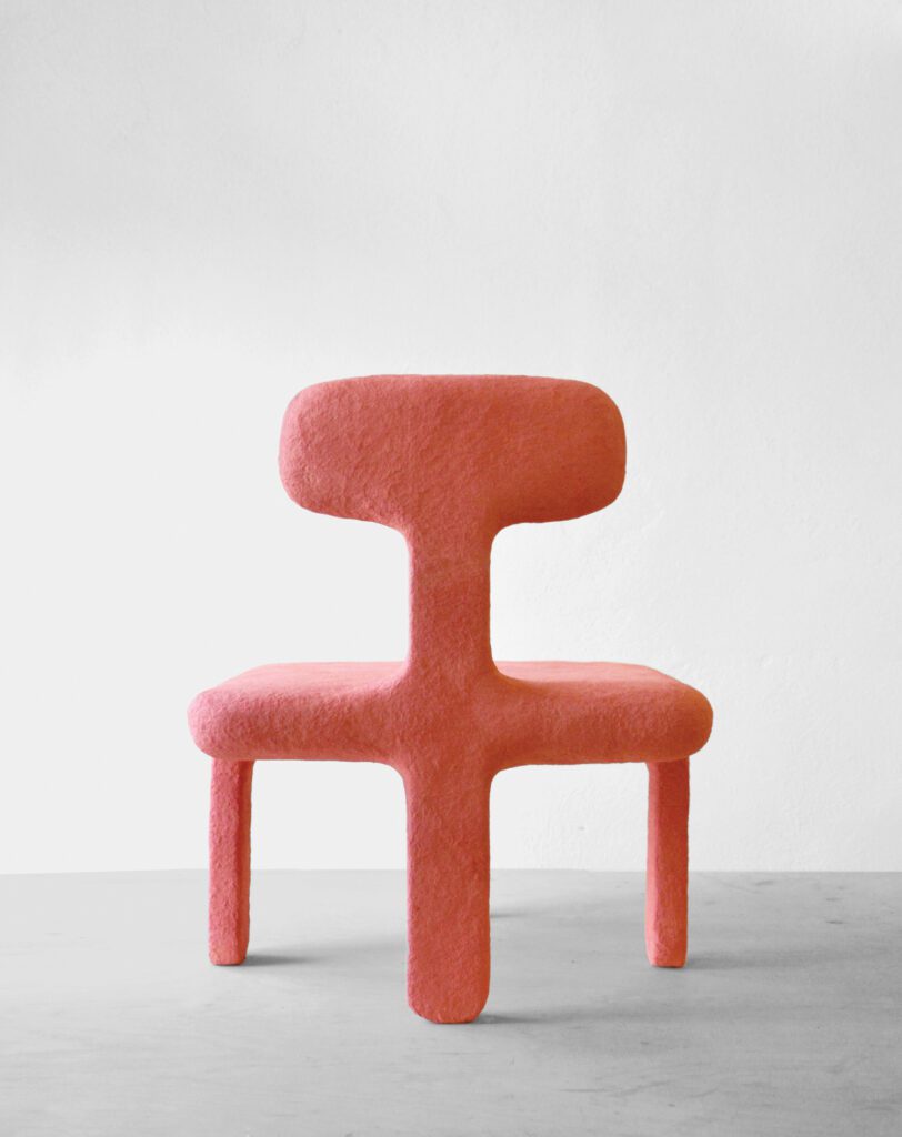 Flo轮椅染色纸浆、木头和雕塑泡沫由Polina Milo通过Diohoria美术馆制作