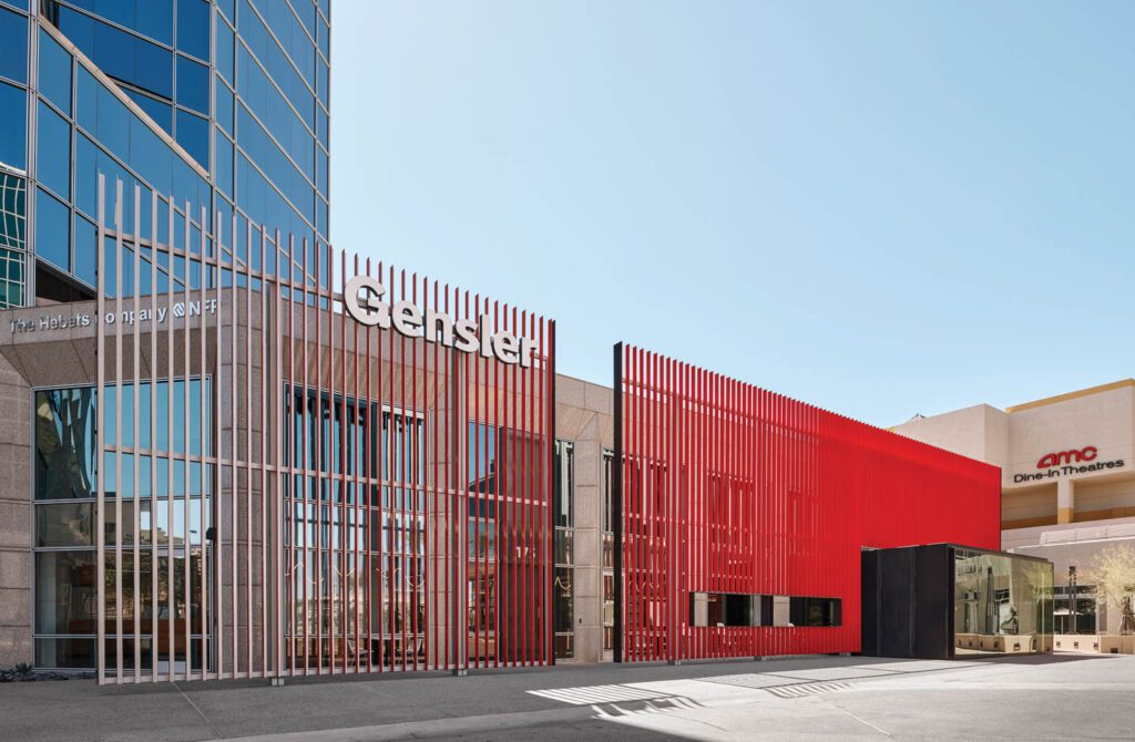 描述大楼外部面的铝片双向银片和Gensler牌红色签名