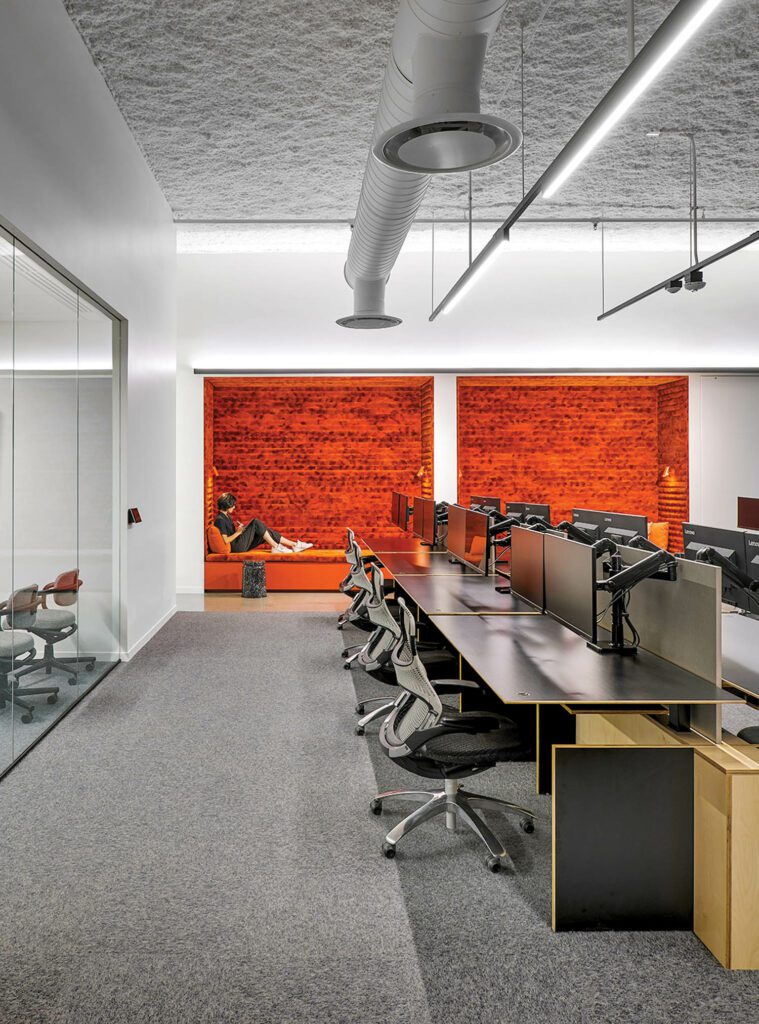 可高度调整表赋予员工交替坐立的能力