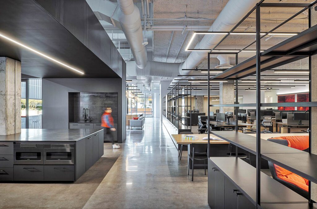 内部设计受沙漠景观启发, 自然素材使用如生水泥地板即为证明