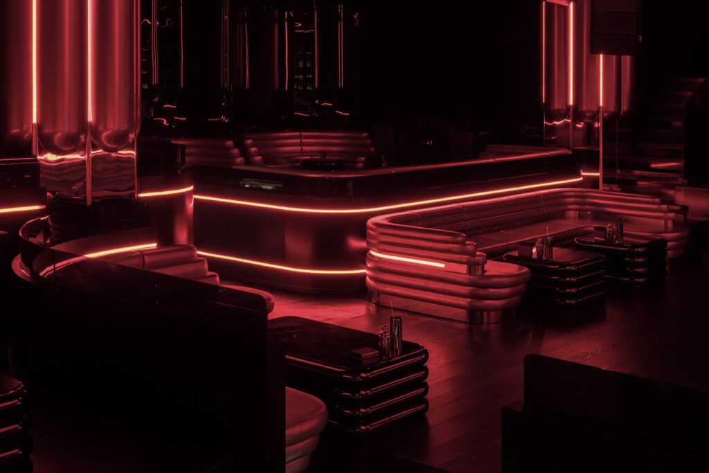 LED可以用各种颜色洗皮革和钢架