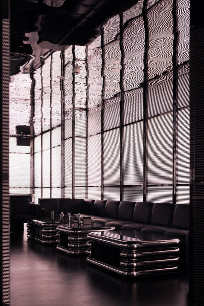 金属屏后光盒定义私房,配有皮质餐桌和反射不锈钢表