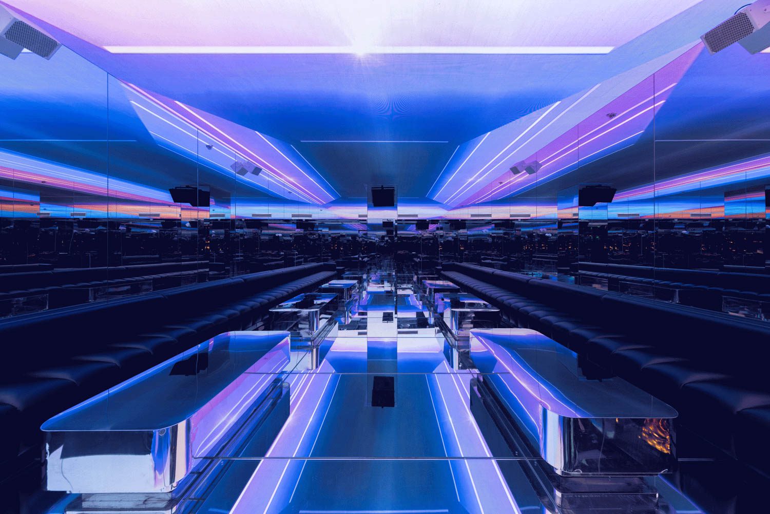 光盒将镜顶休息室转换为沉浸式环境