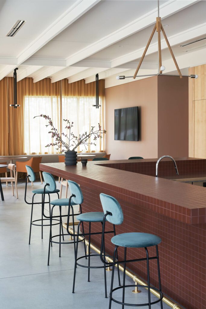 装配栏凳由Afroom提供